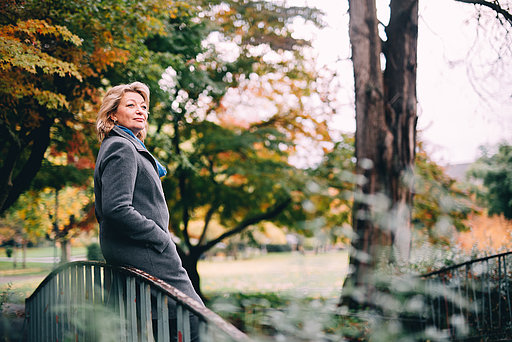 Psychoonkologin Dr. phil. Katrin Reuter lässt den Blick schweifen, an ein Geländer in der Natur gelehnt