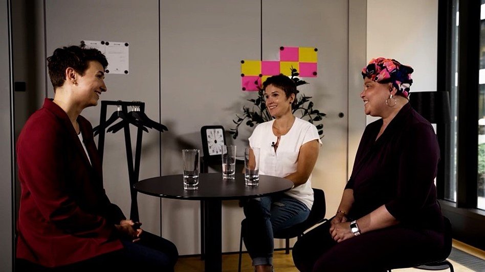 Drei Frauen unterhalten sich über die Tumortestung