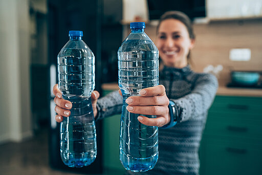 Wasserflaschen als Sportgeräte.