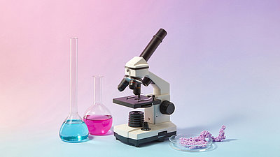 Mikroskop und Reagenzgläser