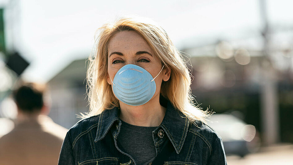 Eine Frau mit Mund-Nasen-Schutz