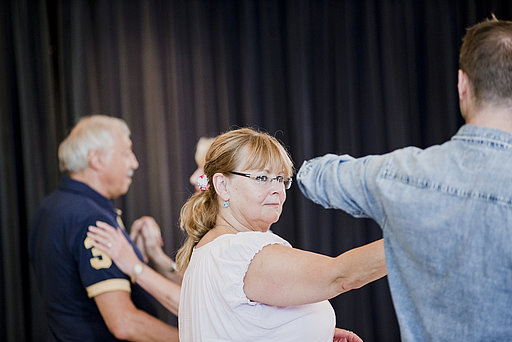 Susanne Hagedorn beim Tanzen in der Selbsthilfegruppe