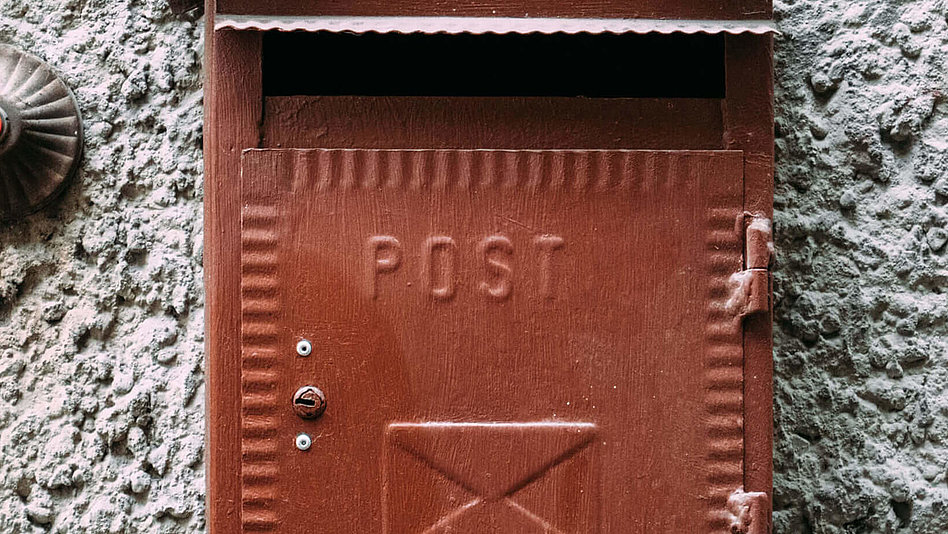 Ein brauner Briefkasten