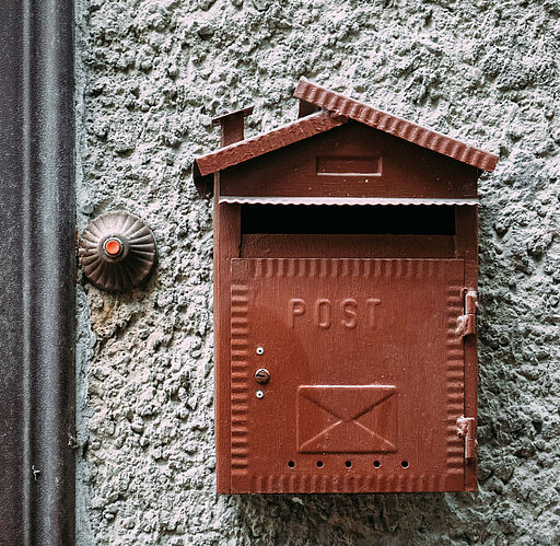 Ein brauner Briefkasten