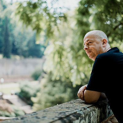 Lungenkrebs: Portrait von Christian Schmitt-Plank in nachdenklicher Pose