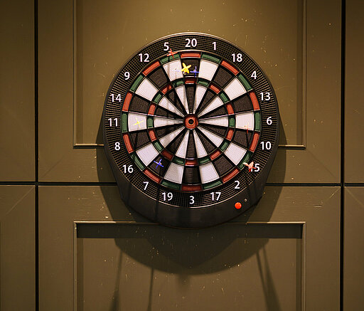 Tyrosinkinasehemmer in der Lungenkrebstherapie Eine Dartscheibe mit Pfeil schwarzem Feld
