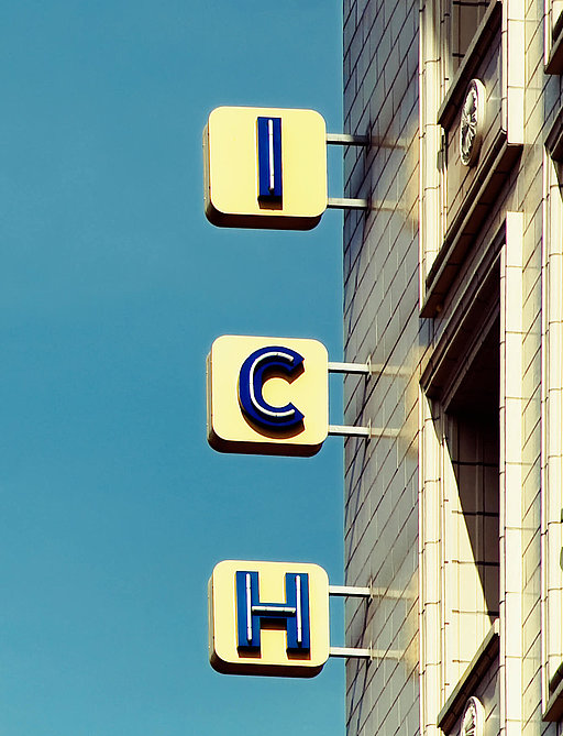 Reklameschilder an einer Hauswand mit den Buchstaben: „I C H“