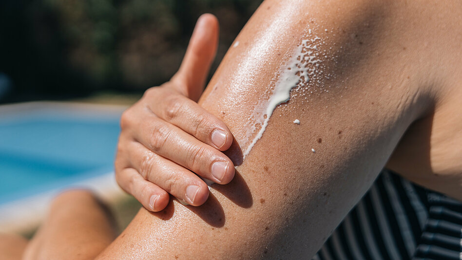 Sonnencreme wird auf der Haut verwendet