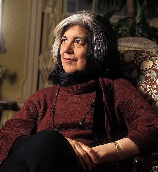 Schriftstellerin Susan Sontag sitzt in nachdenklicher Pose in einem Sessel