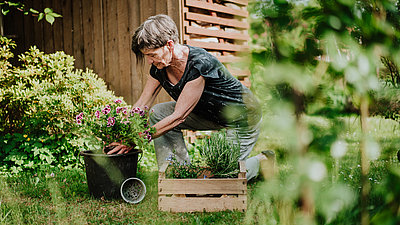 Maria Menzlaw bei der Gartenarbeit