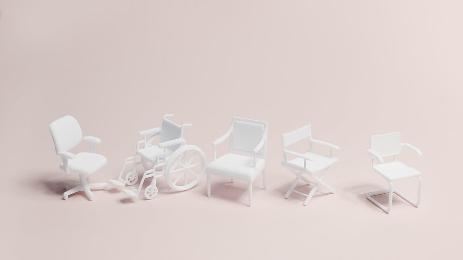Drei Stühle und ein Rollstuhl in weiß auf rosa Hintergrund