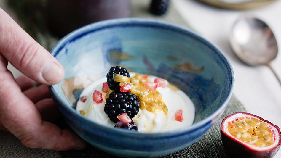 Joghurt mit frischen Beeren in einer Schale