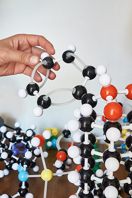 Modell einer Kette mit farbigen Molekülen