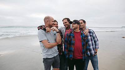 Eine Gruppe von Männern am Strand