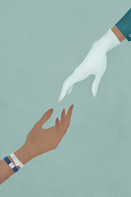 Eine Hand mit Patientenarmband am Handgelenk und eine Hand im medizinischen Handschuh nacheinander ausgestreckt