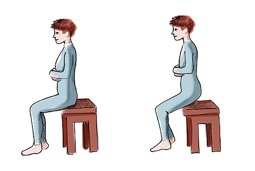 rafik: Frau macht auf einem Stuhl sitzend Beckenbodentraining.