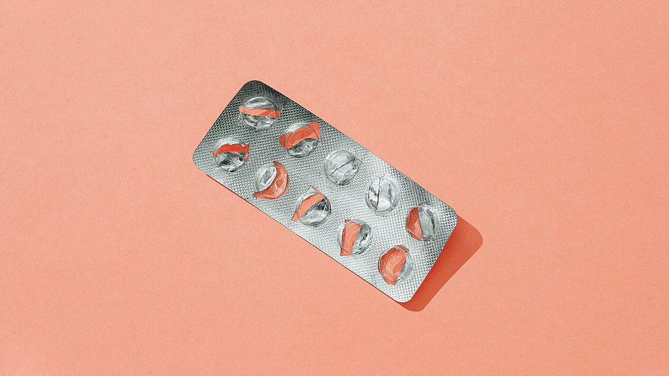 Eine leere Pillenpackung auf orangerotem Untergrund