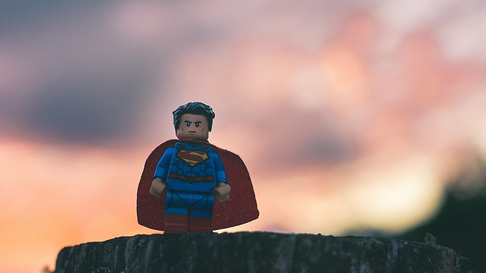 Lego-Superman steht am Abgrund