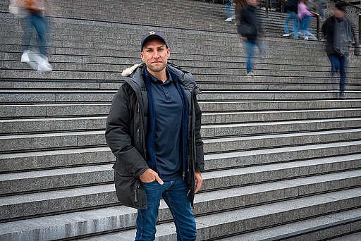 Lungenkrebsbetroffener Nils der auf einer Treppe steht