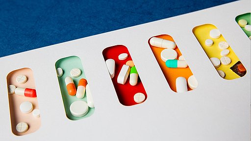 Tabletten und Kapseln in einer Medikamentenbox.