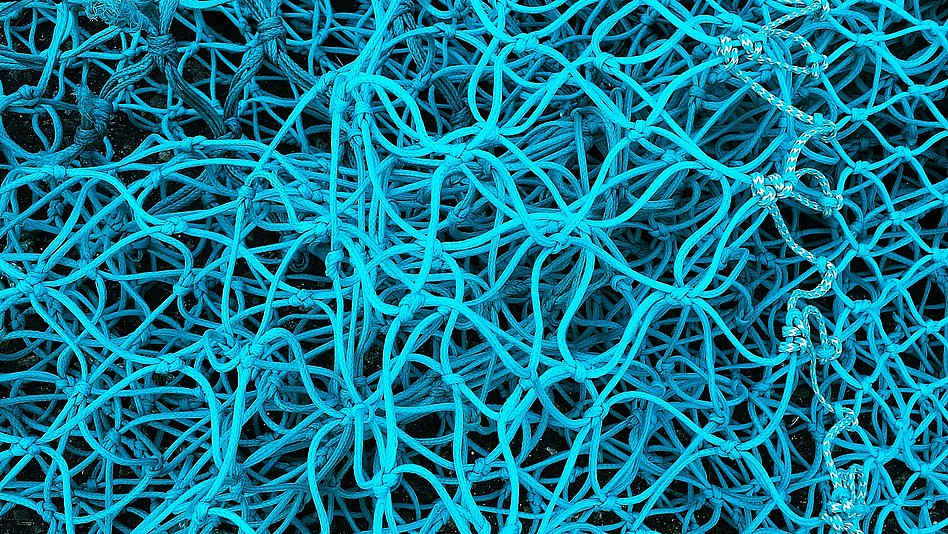 Ein stark verknotetes, leuchtend blaues Netz