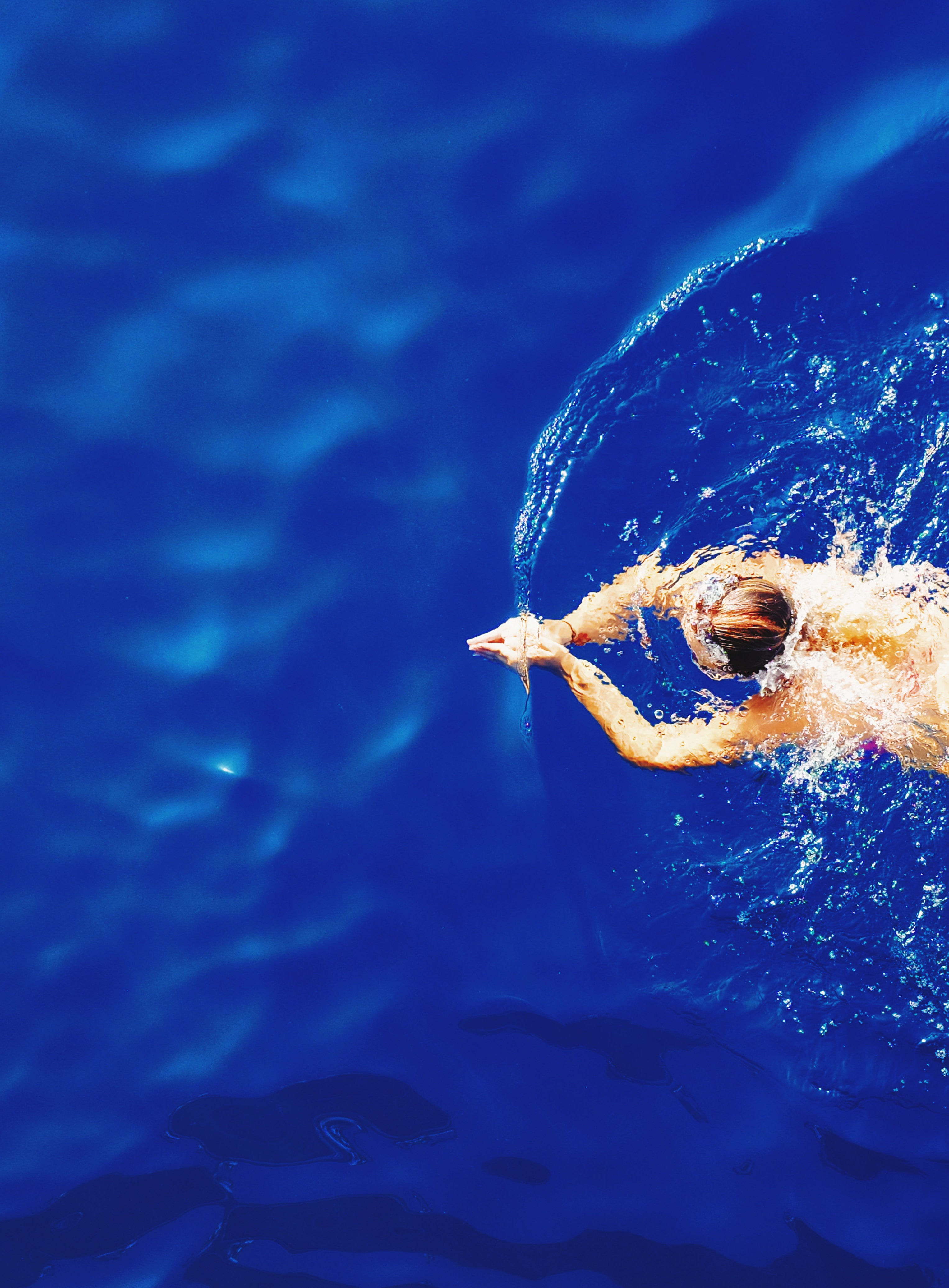 Eine Frau schwimmt im Wasser